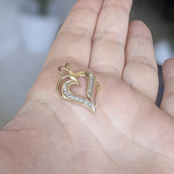 10K solid gold diamond heart pendant - Picture 7 of 12